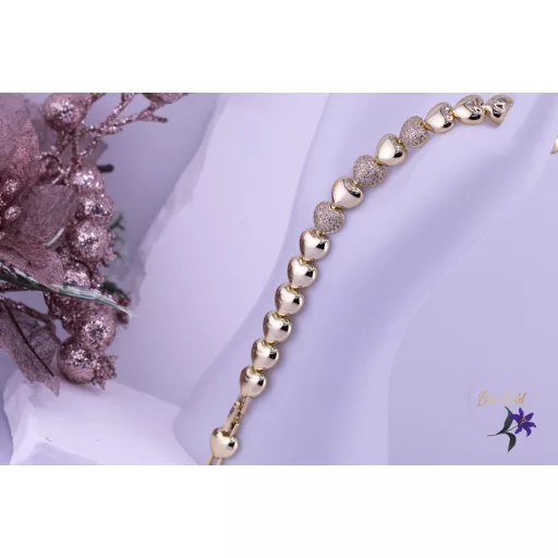 Hanka goldfilled szivekből álló karkötő középen három cirkónia köves-14K 