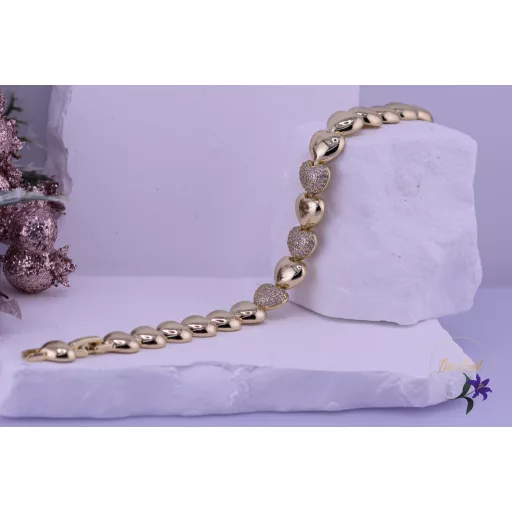 Hanka goldfilled szivekből álló karkötő középen három cirkónia köves-14K 
